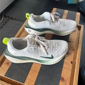 Nike men’s Infinity 4 size 11.5 running shoes(fit as 11 as per Nike)